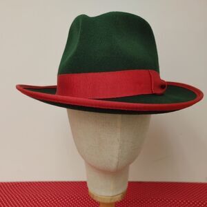MEN'S MONTIQUE HUNTER GREEN 100% WOOL FELT 2 1/2" BRIM RED TRIM FEDORA HAT. H83
